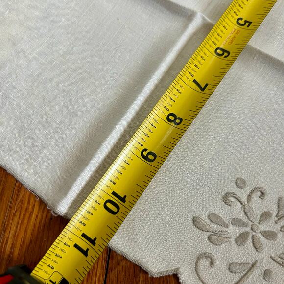 Vintage Cream Embroidered Linen Blend Napkins Set of 4 Scalloped Border. - Picture 9 of 10